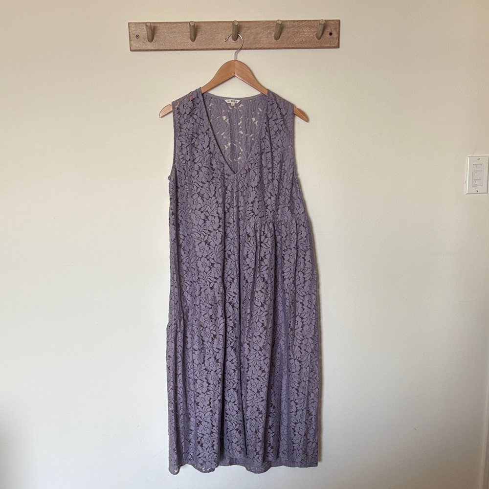 Chic Lavender Lace Midi Dress